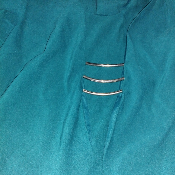 Small green dress with silver in front - Picture 2 of 3